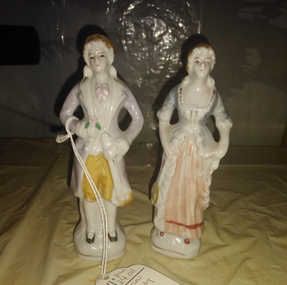 Mini Victorian man and women statue